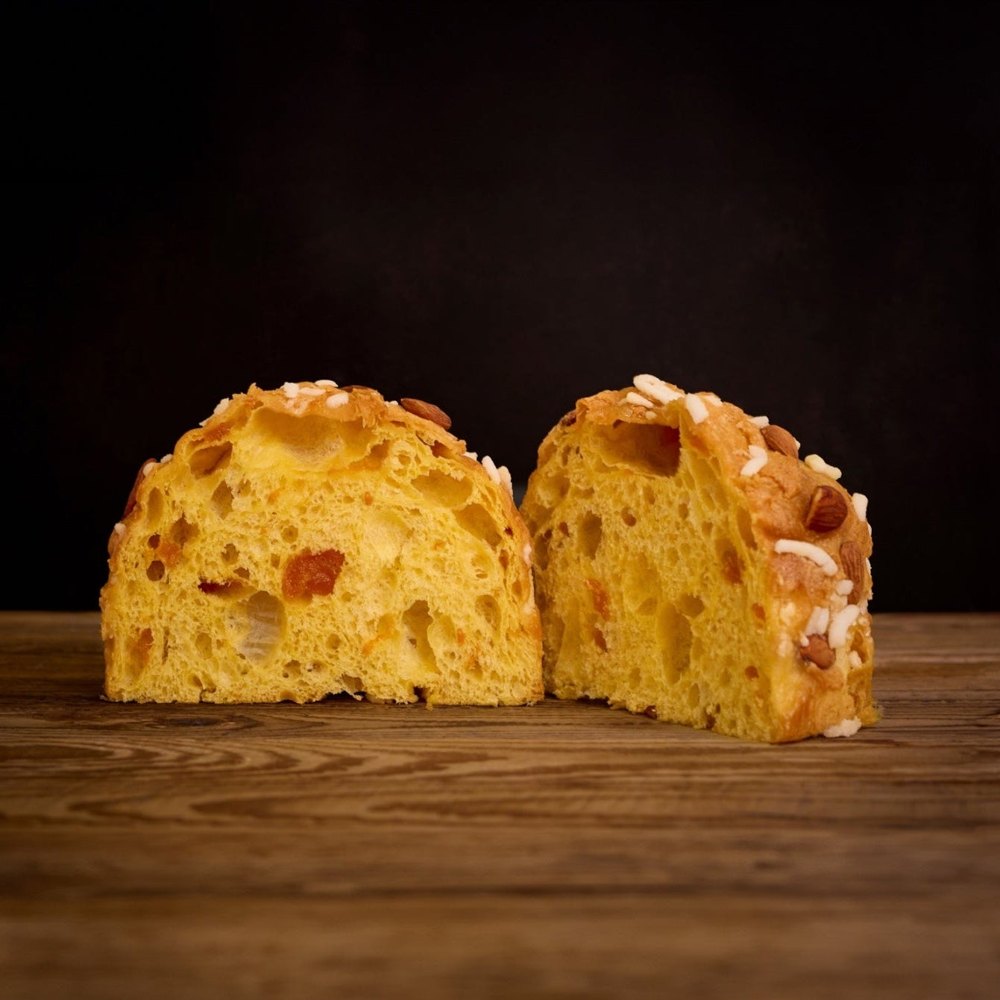 Panettone Albicocca tagliato a metà